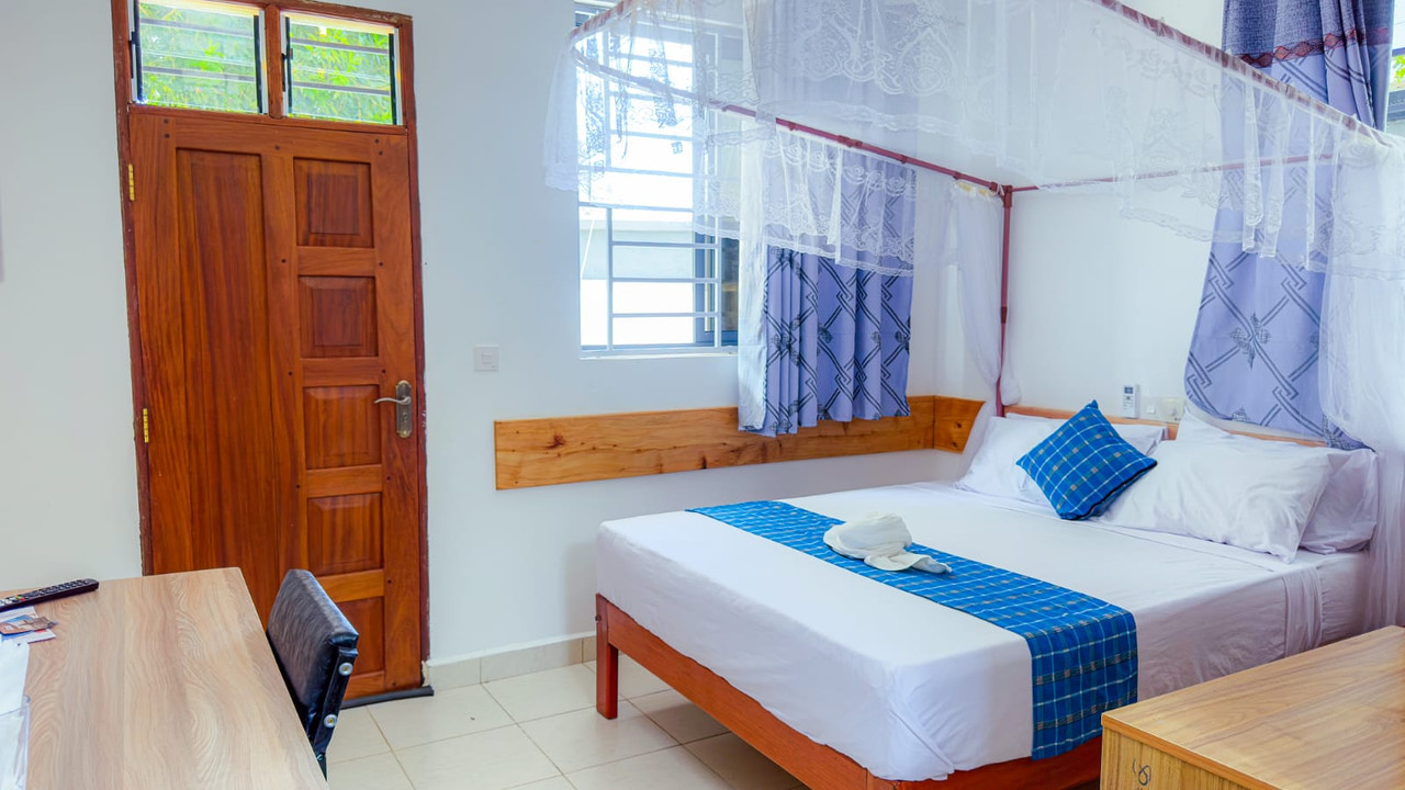Queen bed by the entrance