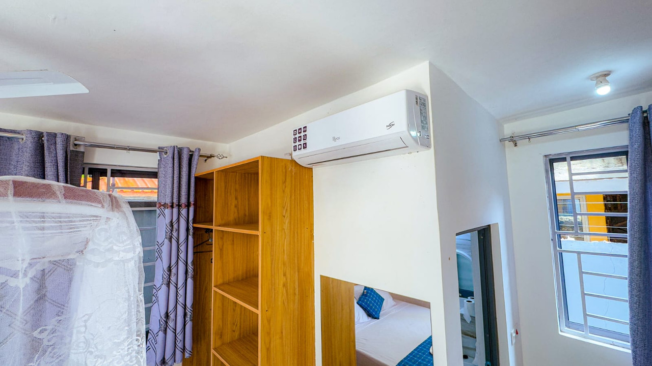 Air-conditioning and wardrobe