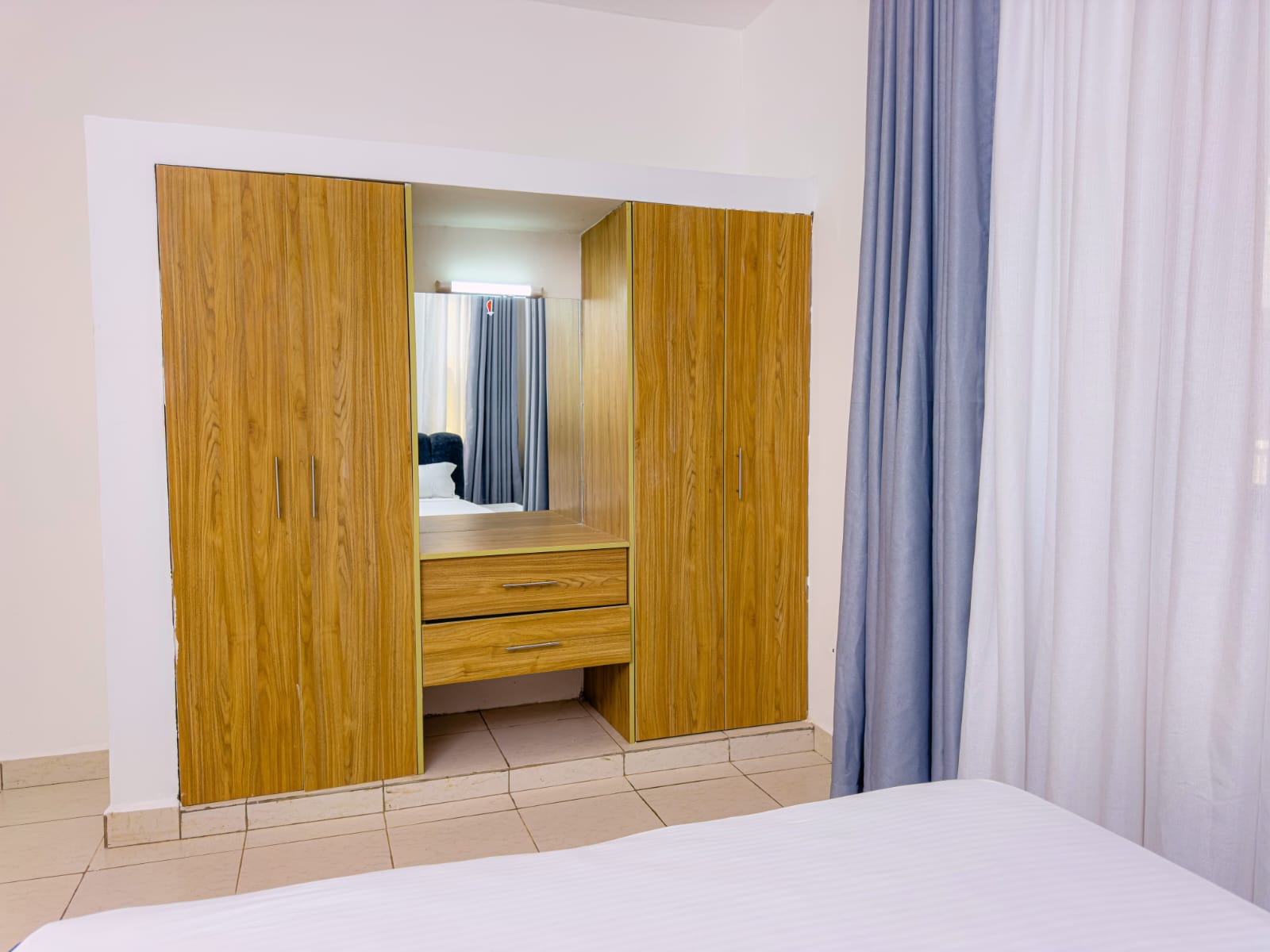Built-in bedroom wardrobe